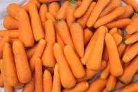 Свежая мытая морковь